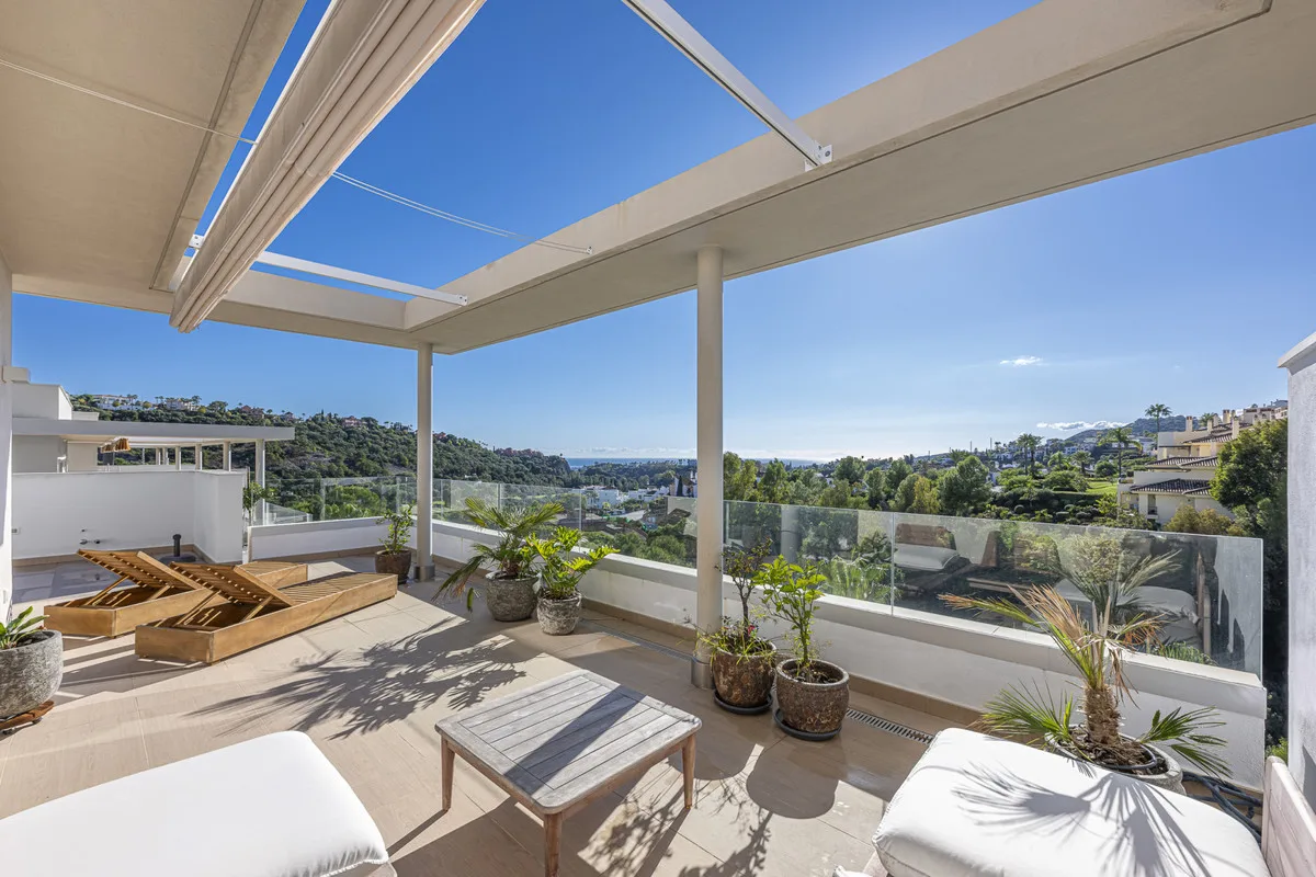 Elegantes Duplex-Penthouse mit Panoramablick in Benahavís