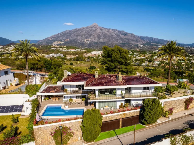 Elegante Villa mit Meerblick in Nueva Andalucia, Marbella