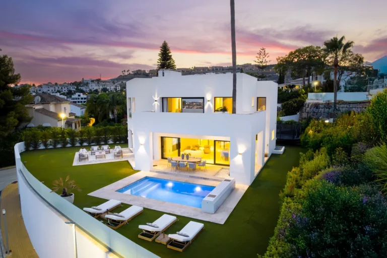 Moderne Villa in Benahavís mit Panoramablick und Golfzugang