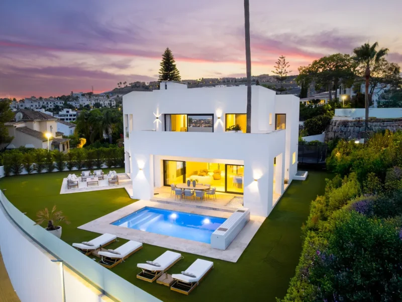 Moderne Villa in Benahavís mit Panoramablick und Golfzugang