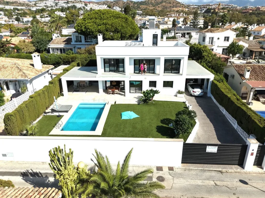 Elegante Villa in Marbella mit Meerblick und Dachterrasse