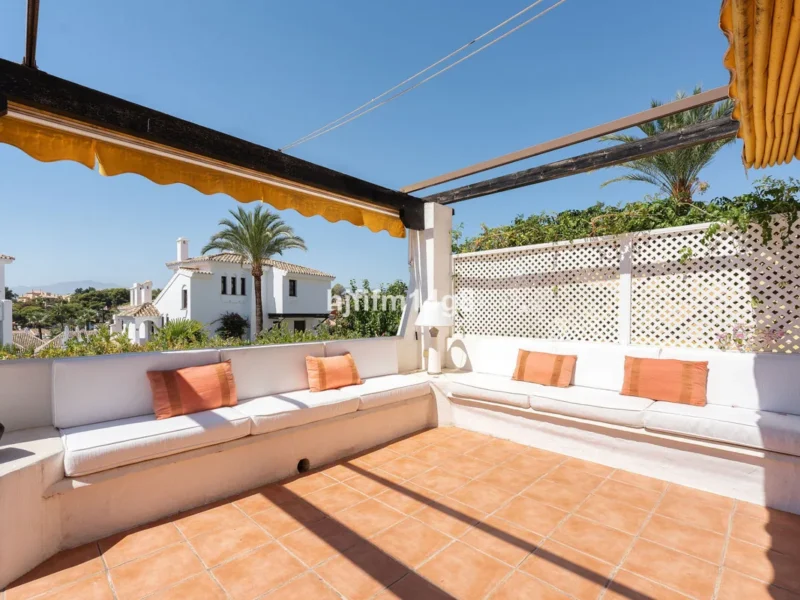 Elegante Hochparterrewohnung in Aldea Blanca, Marbella