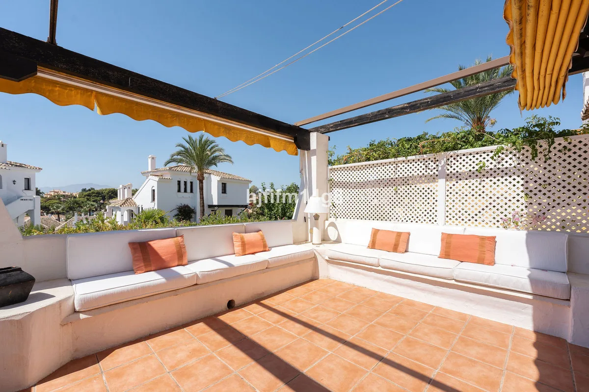 Elegante Hochparterrewohnung in Aldea Blanca, Marbella