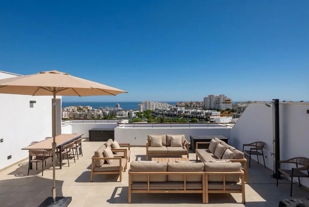 Elegantes Duplex-Penthouse in Estepona mit Meeresblick