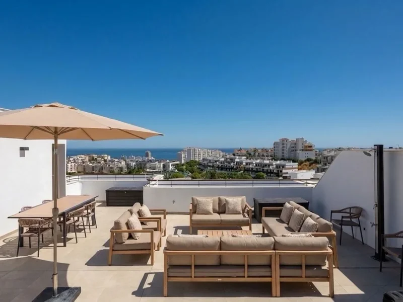 Elegantes Duplex-Penthouse in Estepona mit Meeresblick