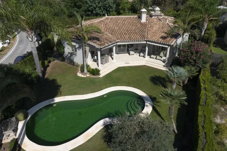Klassische Villa in Rio Real: Mediterrane Eleganz an der Costa del Sol