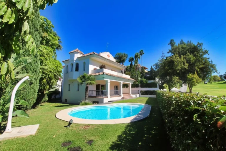 Elegante Villa mit Golfblick in Guadalmina Alta, Marbella