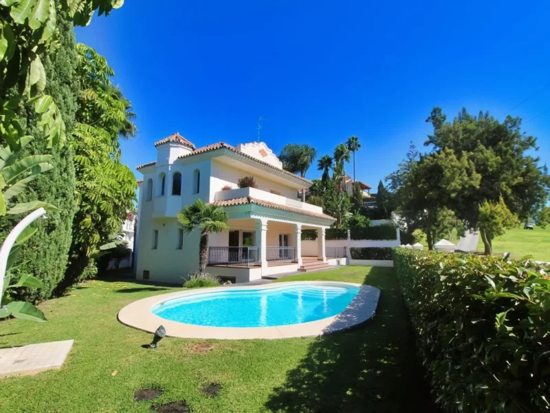 Elegante Villa mit Golfblick in Guadalmina Alta, Marbella