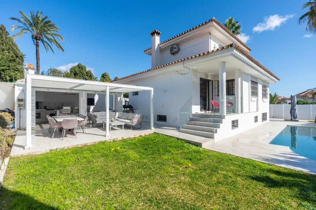 Elegante Villa mit Gästeapartment in El Paraíso, Costa del Sol