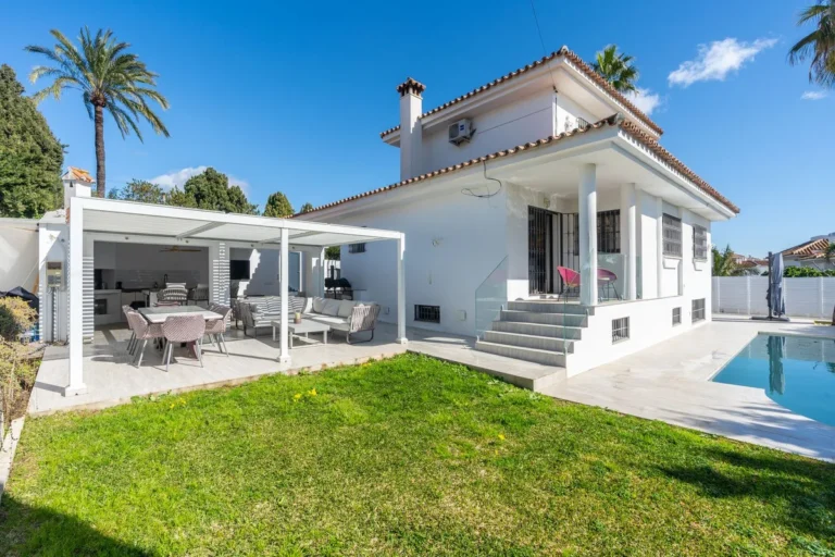 Elegante Villa mit Gästeapartment in El Paraíso, Costa del Sol
