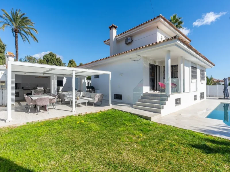 Elegante Villa mit Gästeapartment in El Paraíso, Costa del Sol