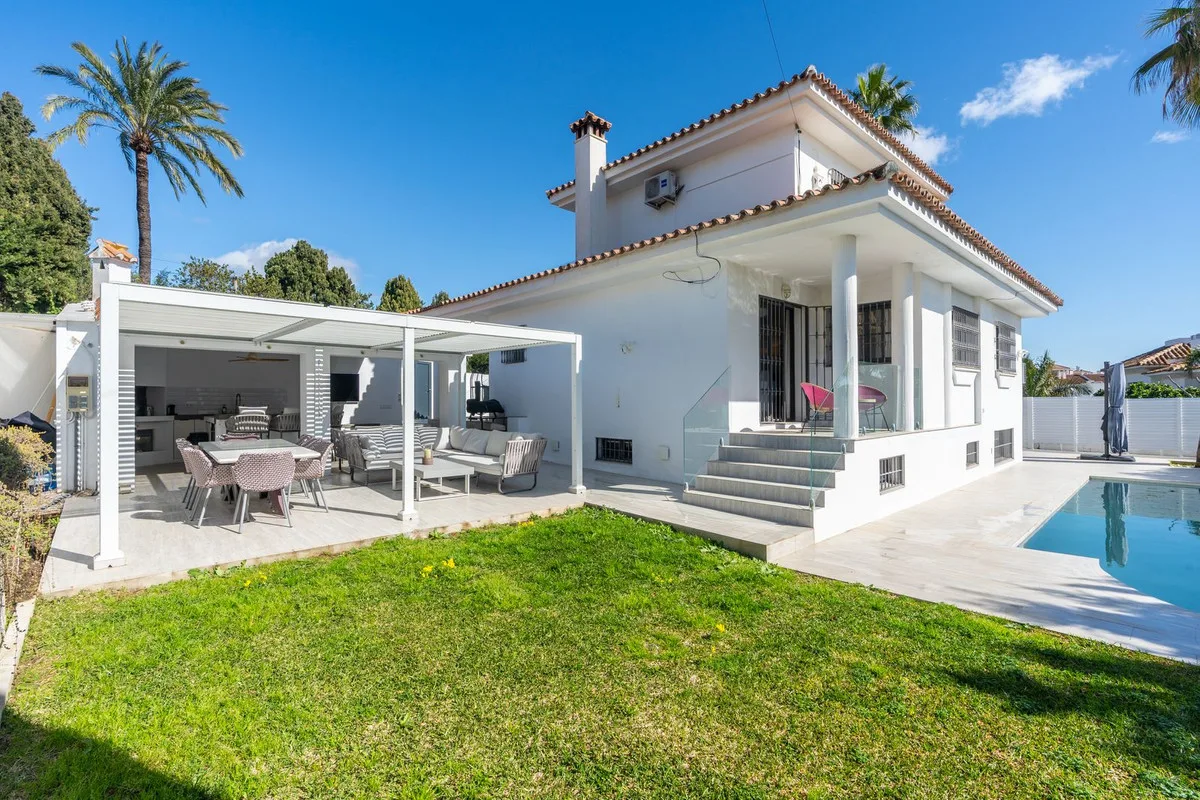 Elegante Villa mit Gästeapartment in El Paraíso, Costa del Sol