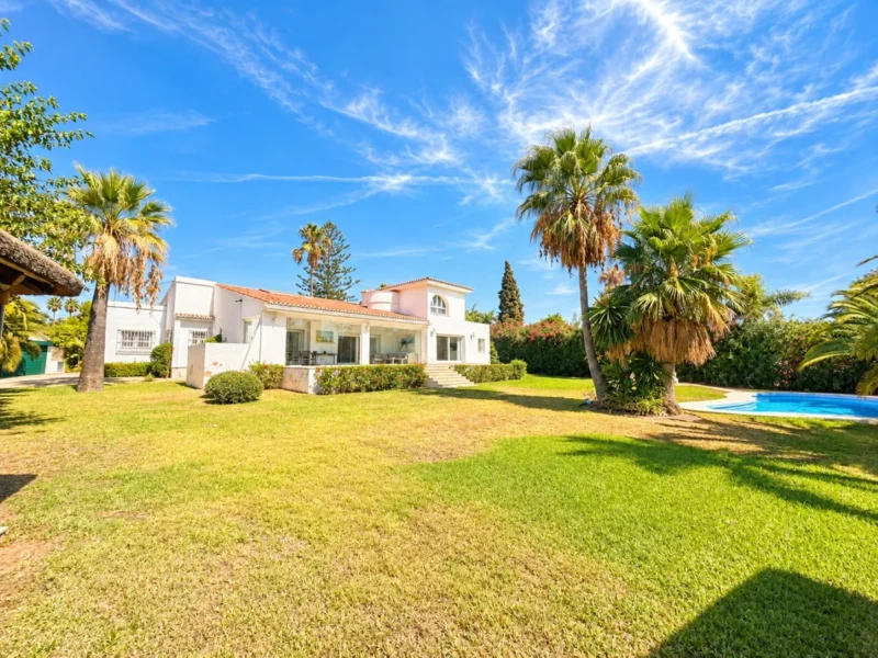 Familienvilla im El Pilar – Luxuriöses Wohnen an der Costa del Sol
