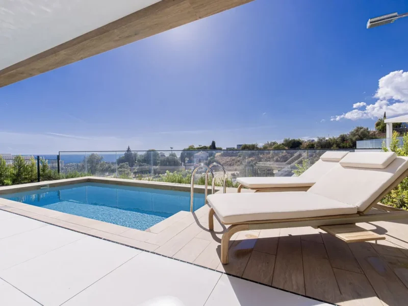 Elegante Erdgeschosswohnung mit privatem Pool in Marbella