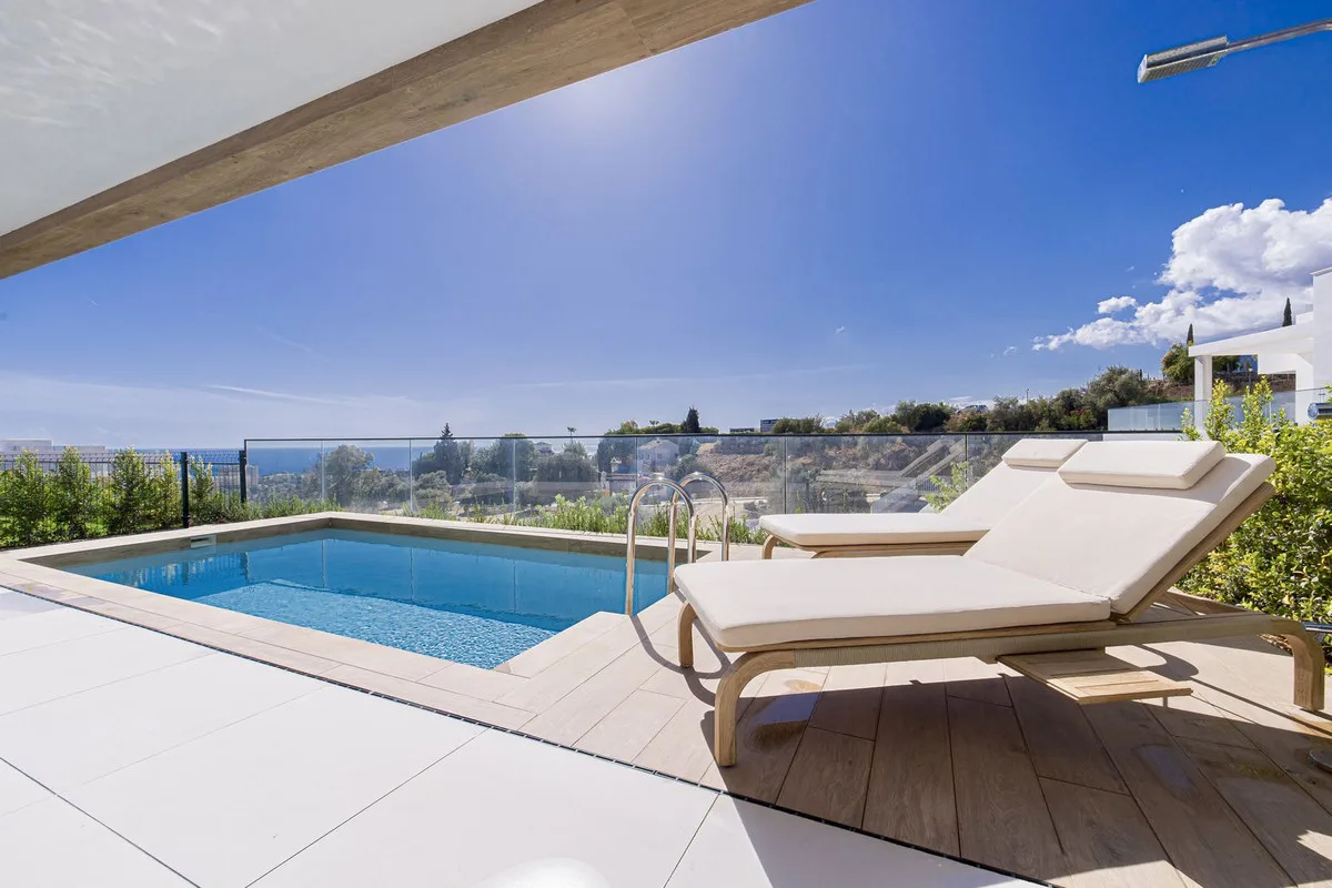 Elegante Erdgeschosswohnung mit privatem Pool in Marbella