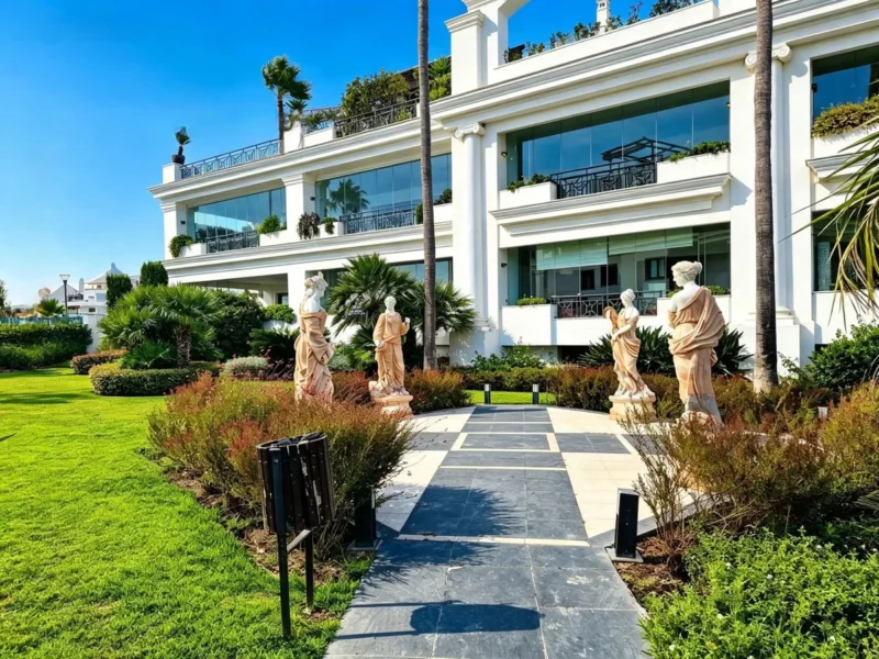 Elegantes Apartment am Meer in Doncella Beach, Estepona