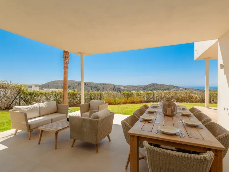 Erdgeschoss-Duplex mit Garten und Meerblick in Marbella Club Hills