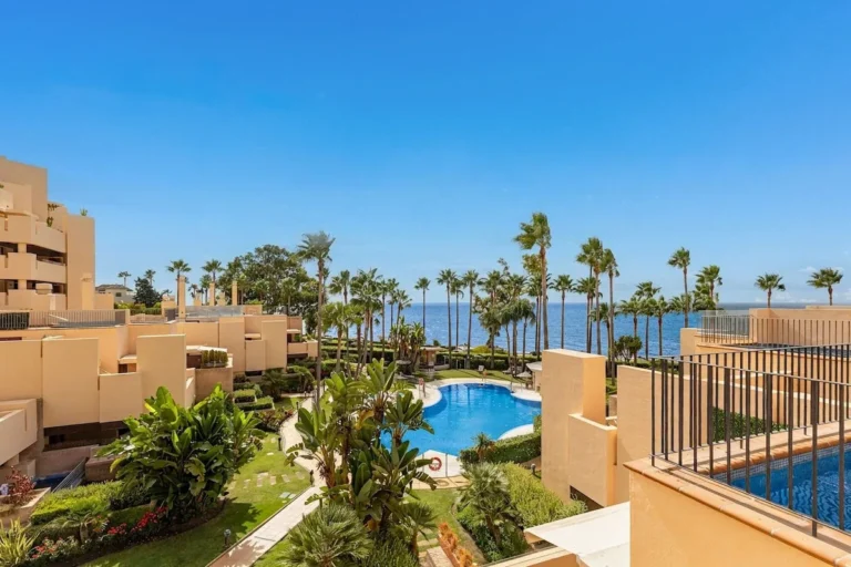 Elegantes Penthouse in Estepona mit Meerblick und Tauchpool