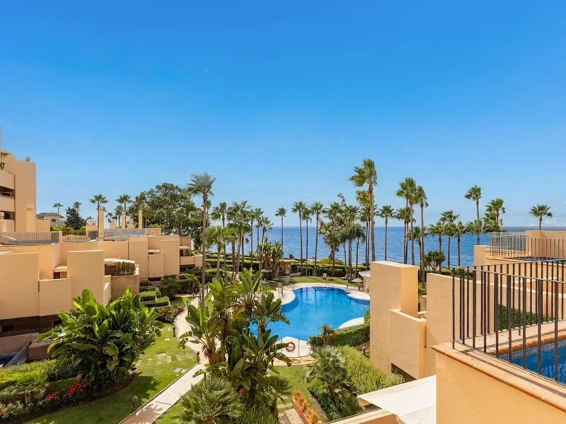 Elegantes Penthouse in Estepona mit Meerblick und Tauchpool