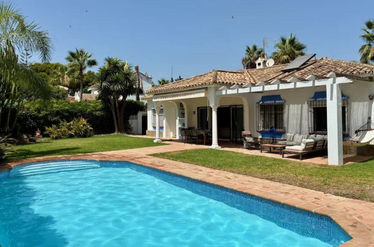 Renovierte Villa nahe Strand in Estepona – Mediterranes Lebensgefühl