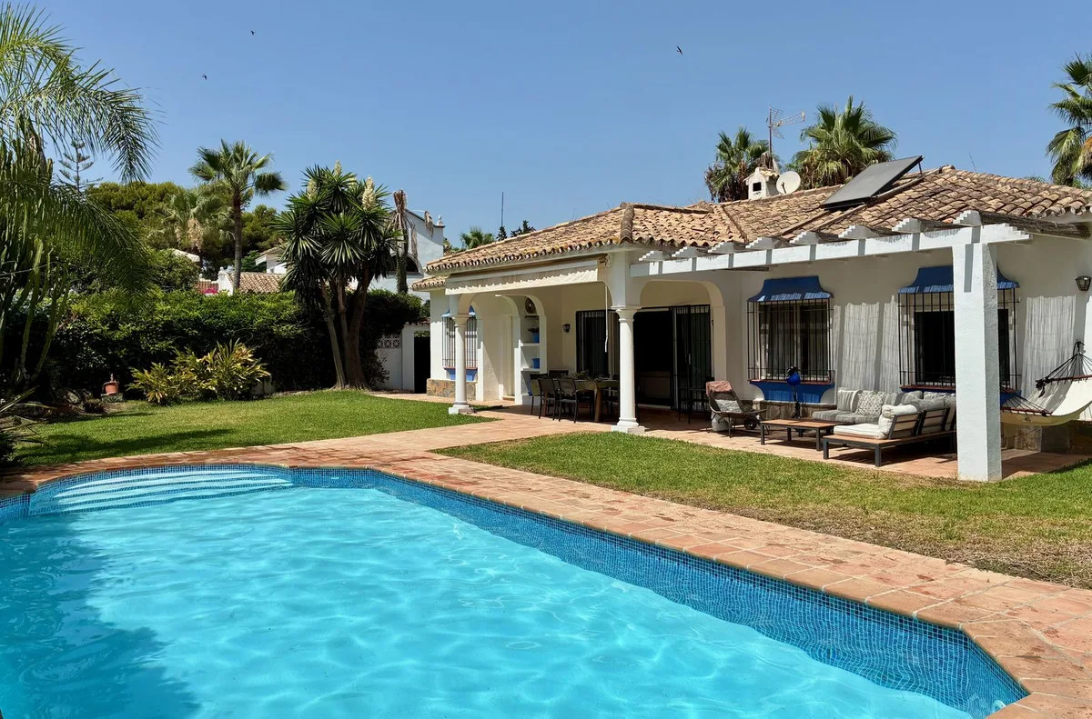 Renovierte Villa nahe Strand in Estepona – Mediterranes Lebensgefühl