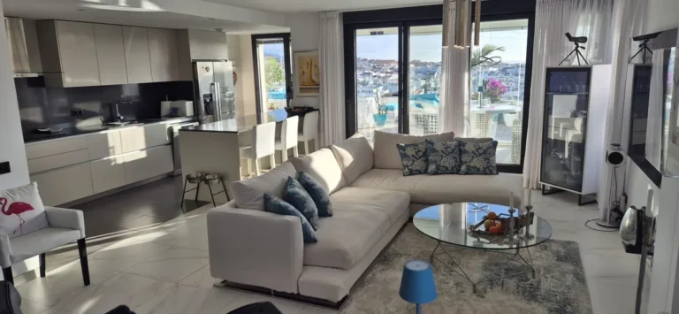 Elegantes Penthouse mit Panoramablick in Estepona