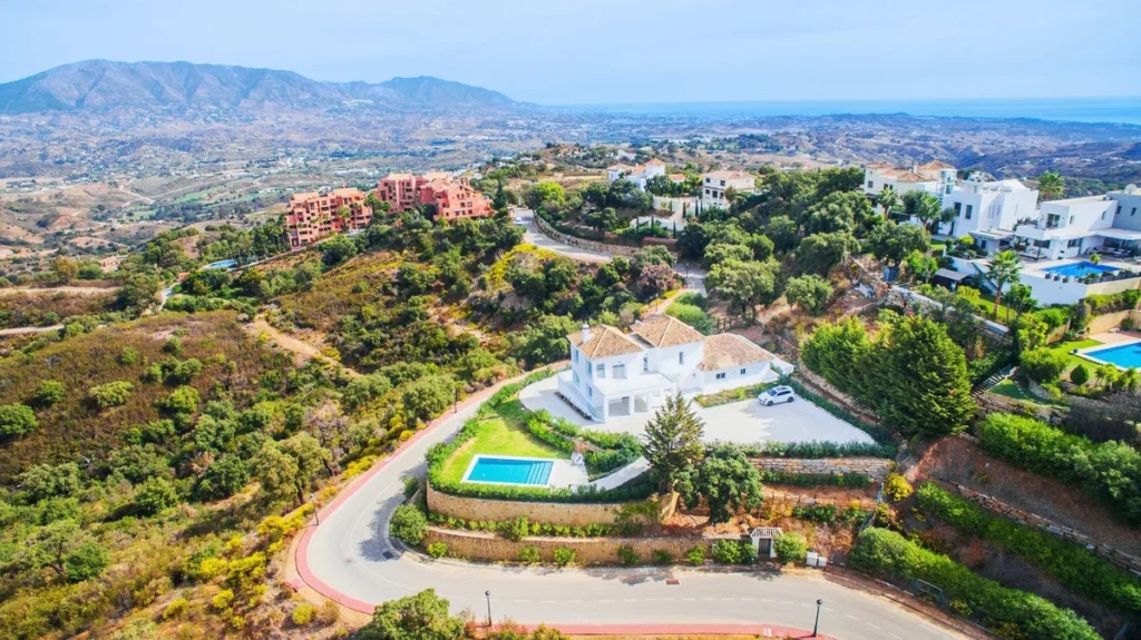 Elegante Villa mit Panoramablick in La Mairena, Costa del Sol