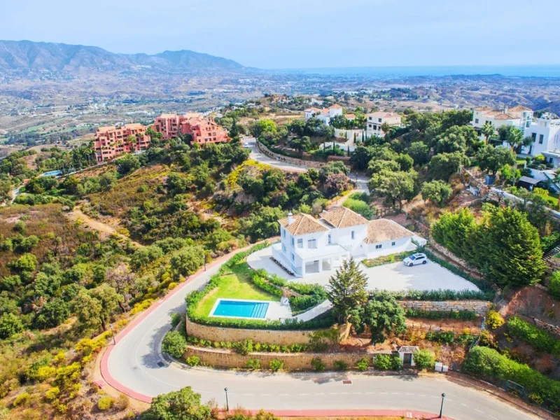 Elegante Villa mit Panoramablick in La Mairena, Costa del Sol