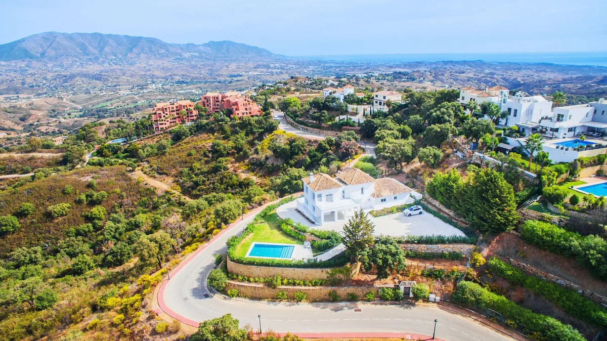 Elegante Villa mit Panoramablick in La Mairena, Costa del Sol