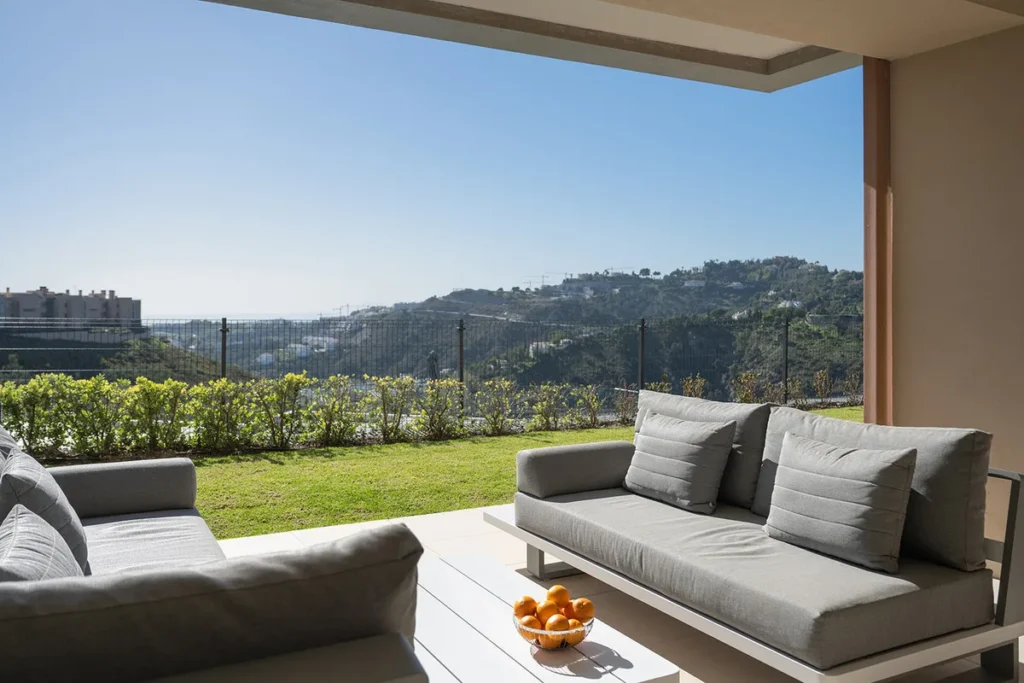 Modernes Erdgeschoss-Apartment mit Meerblick in Benahavís