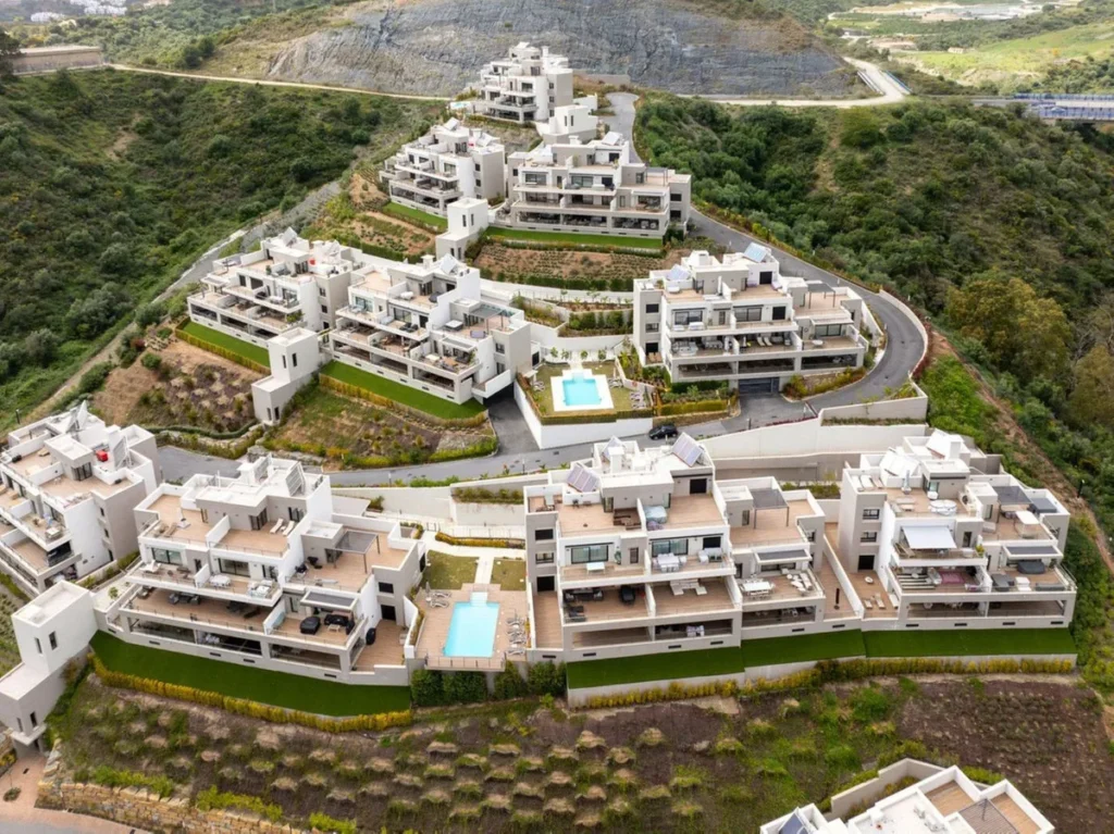Elegant Eck-Apartment mit Garten in Nueva Andalucía, Marbella