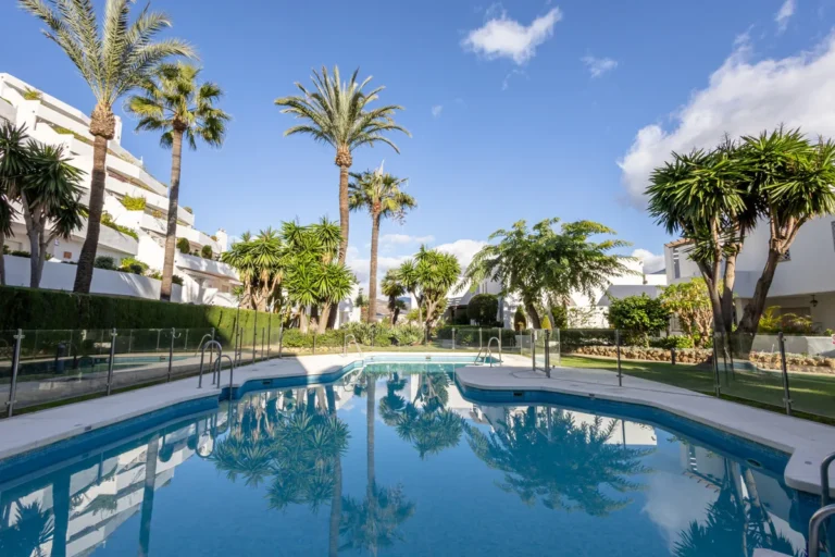 Elegantes Apartment mit Panoramablick in Nueva Andalucía
