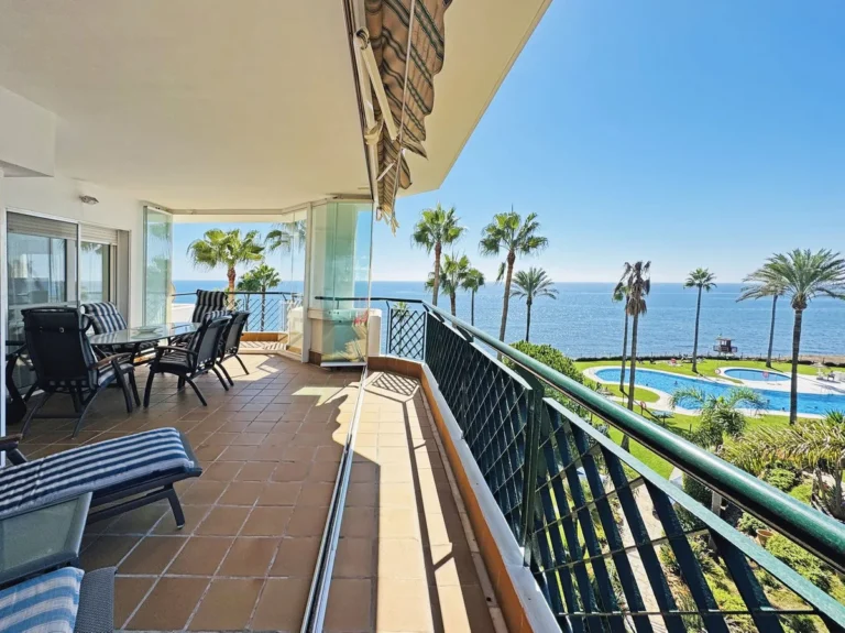 Elegantes Eckapartment mit Meerblick in Calahonda