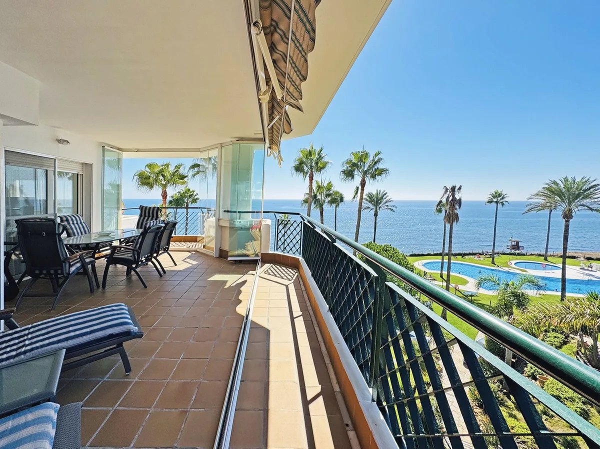 Elegantes Eckapartment mit Meerblick in Calahonda