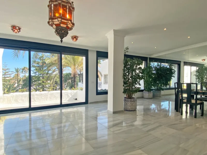 Elegantes Duplex-Penthouse in Marbella – Nähe Strand und Puerto Banús