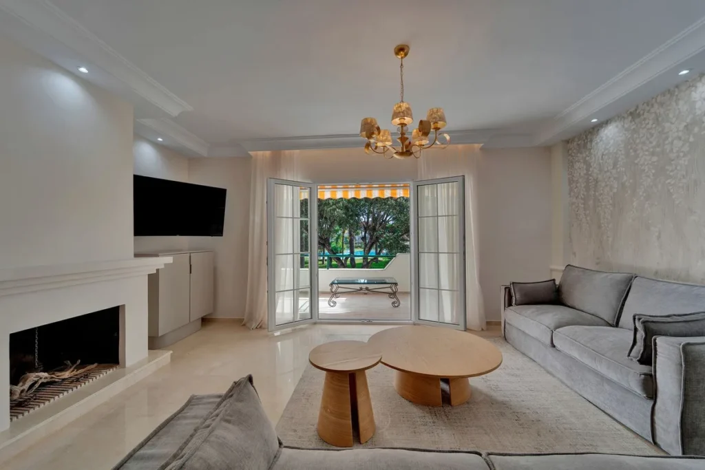 Exquisite Erdgeschosswohnung in Benahavís, Costa del Sol