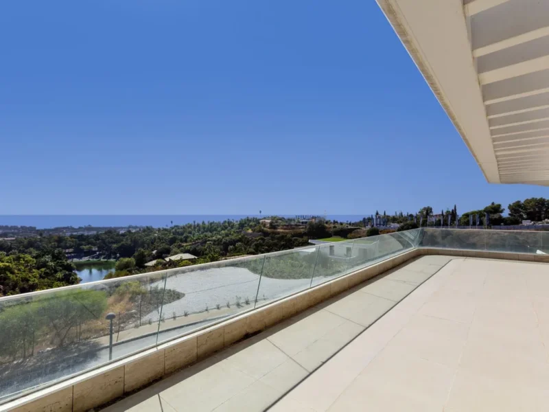 Exquisites Penthouse in Selwo: Eleganter Küstenlebensstil warten