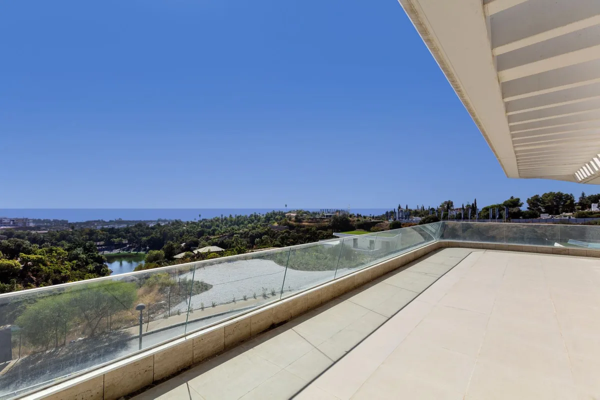 Exquisites Penthouse in Selwo: Eleganter Küstenlebensstil warten
