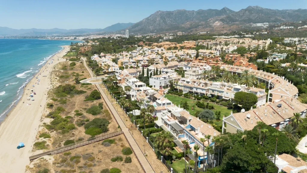 Elegantes Stadthaus in Bahía de Marbella mit Meerblick