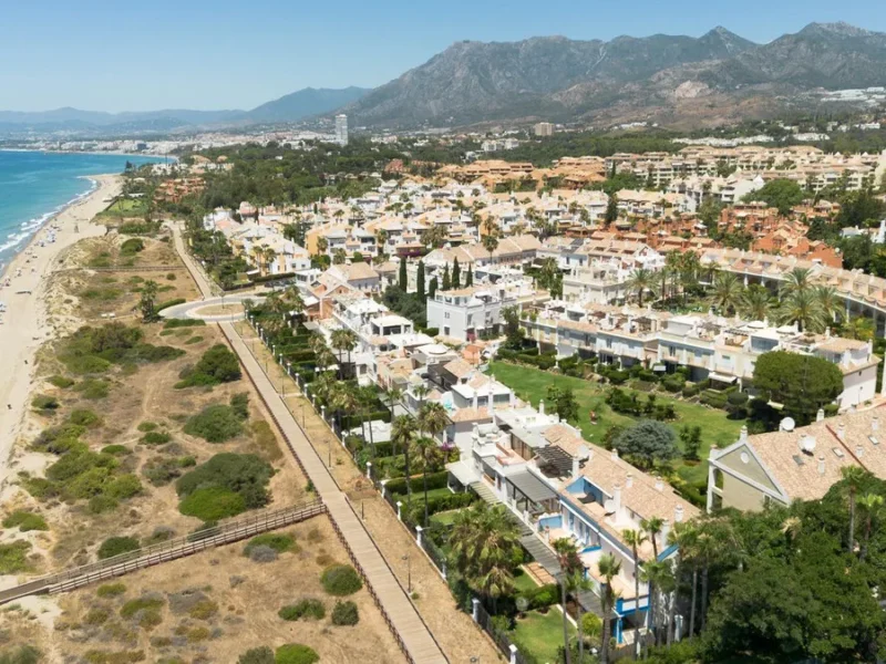 Elegantes Stadthaus in Bahía de Marbella mit Meerblick