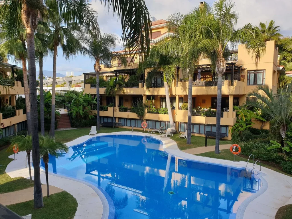 Exklusive Wohnung in Bahía de Banús: Eleganter Küstenstil