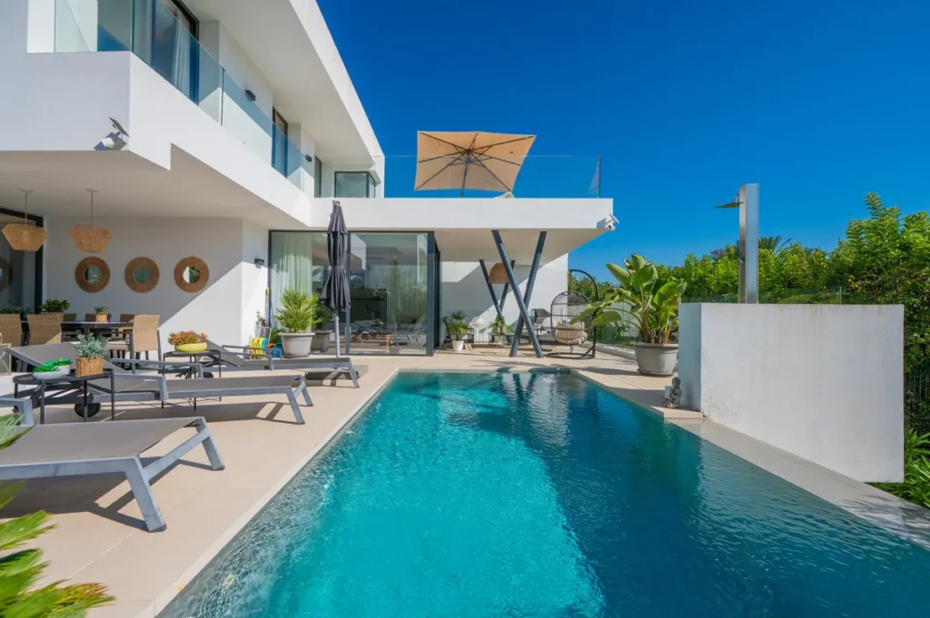 Moderne Villa mit Golfblick in El Campanario an der Costa del Sol