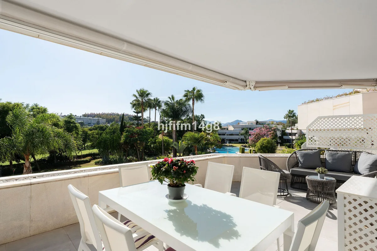 Elegantes Apartment mit Golfblick in Nueva Andalucía