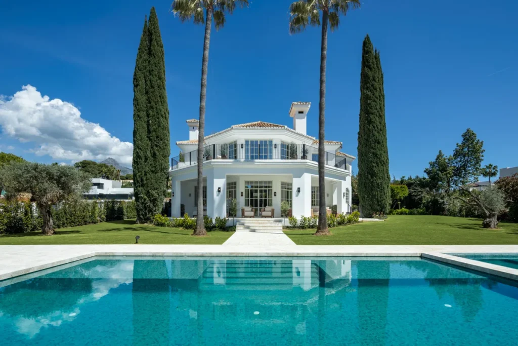 Elegante Villa in Nueva Andalucía: Mediterranes Traumhaus erleben