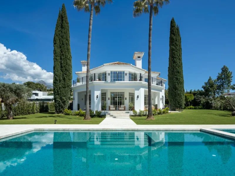 Elegante Villa in Nueva Andalucía: Mediterranes Traumhaus erleben