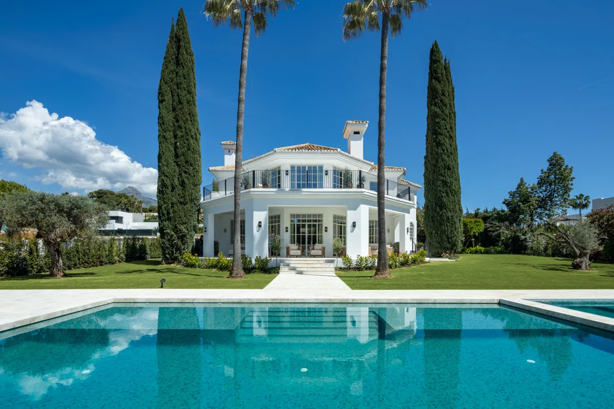 Elegante Villa in Nueva Andalucía: Mediterranes Traumhaus erleben