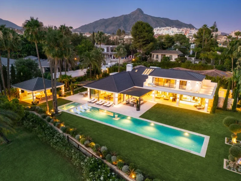 Elegante Villa mit Blick auf den Golfplatz in Nueva Andalucía